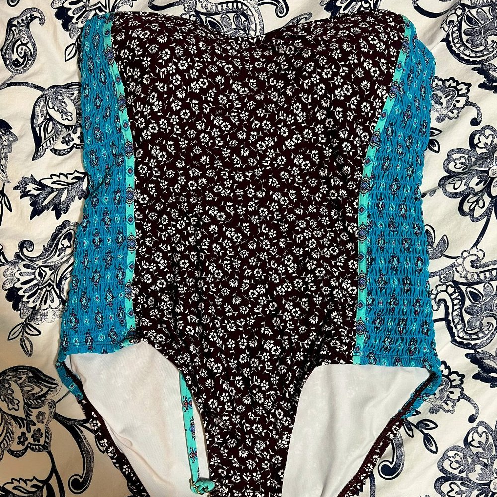 Laundry by Shelli Segal One Piece Bandeau Swimsuit; Size M